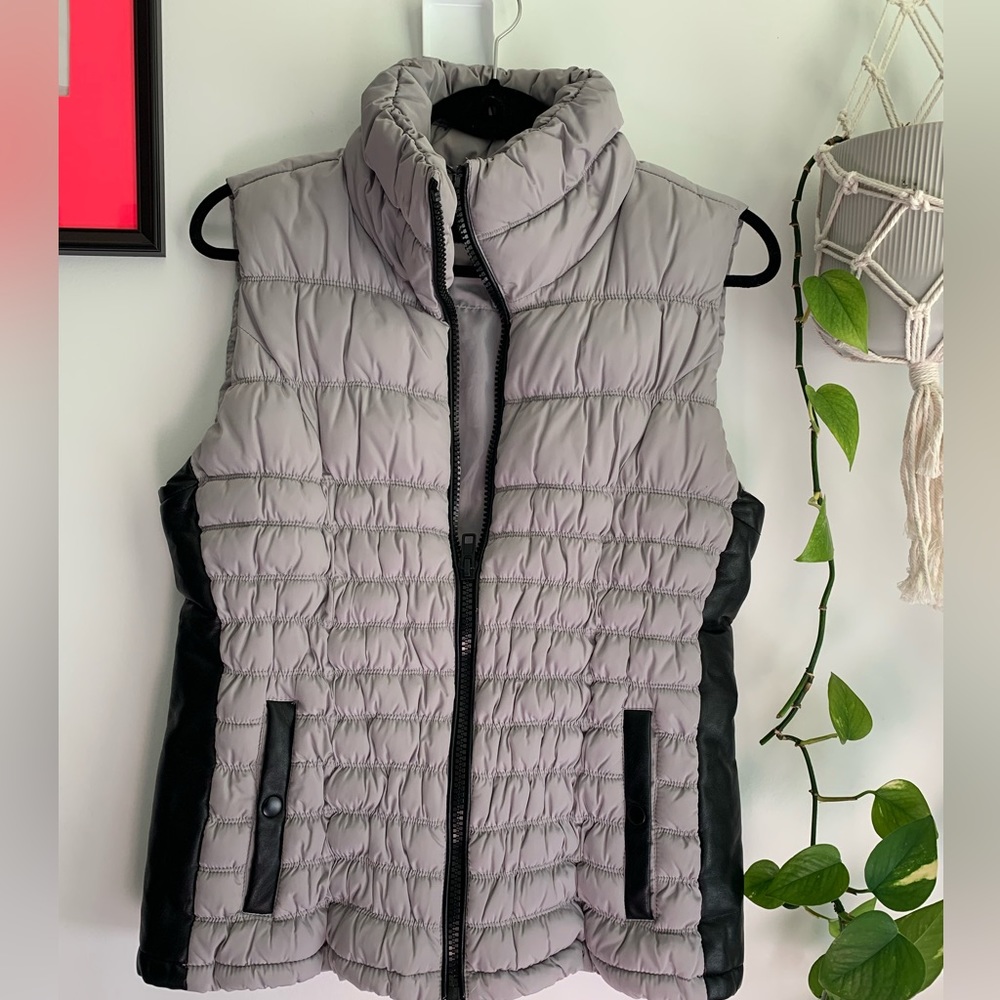 2 for $30 - 🩶🩶Black & Grey Puffer Vest 🩶🩶 By Black Rivet - BIN 1